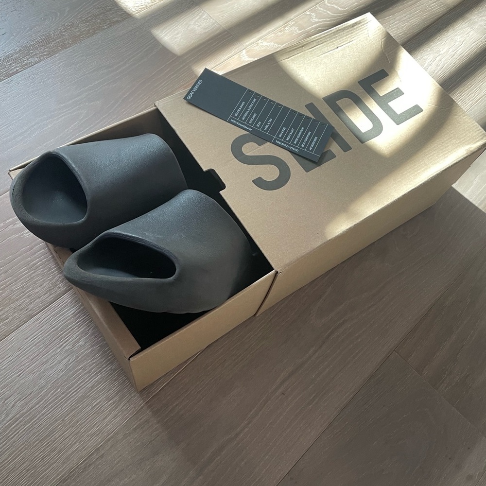 BLACK YEEZY SLIDE (ONXY)